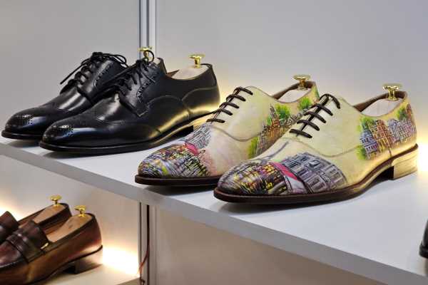 在越南国际鞋类、皮革及制成品展览会上展出的成品鞋和皮革制品